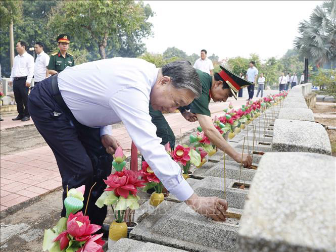 Tổng Bí thư, Chủ tịch nước Tô Lâm dâng hương tưởng niệm, tri ân các Anh hùng liệt sĩ. Ảnh: TTXVN