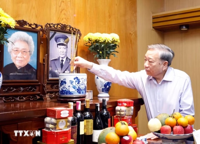 Tổng Bí thư, Chủ tịch nước Tô Lâm dâng hương tưởng nhớ nguyên Chủ tịch nước Lê Đức Anh.  Ảnh: TTXVN