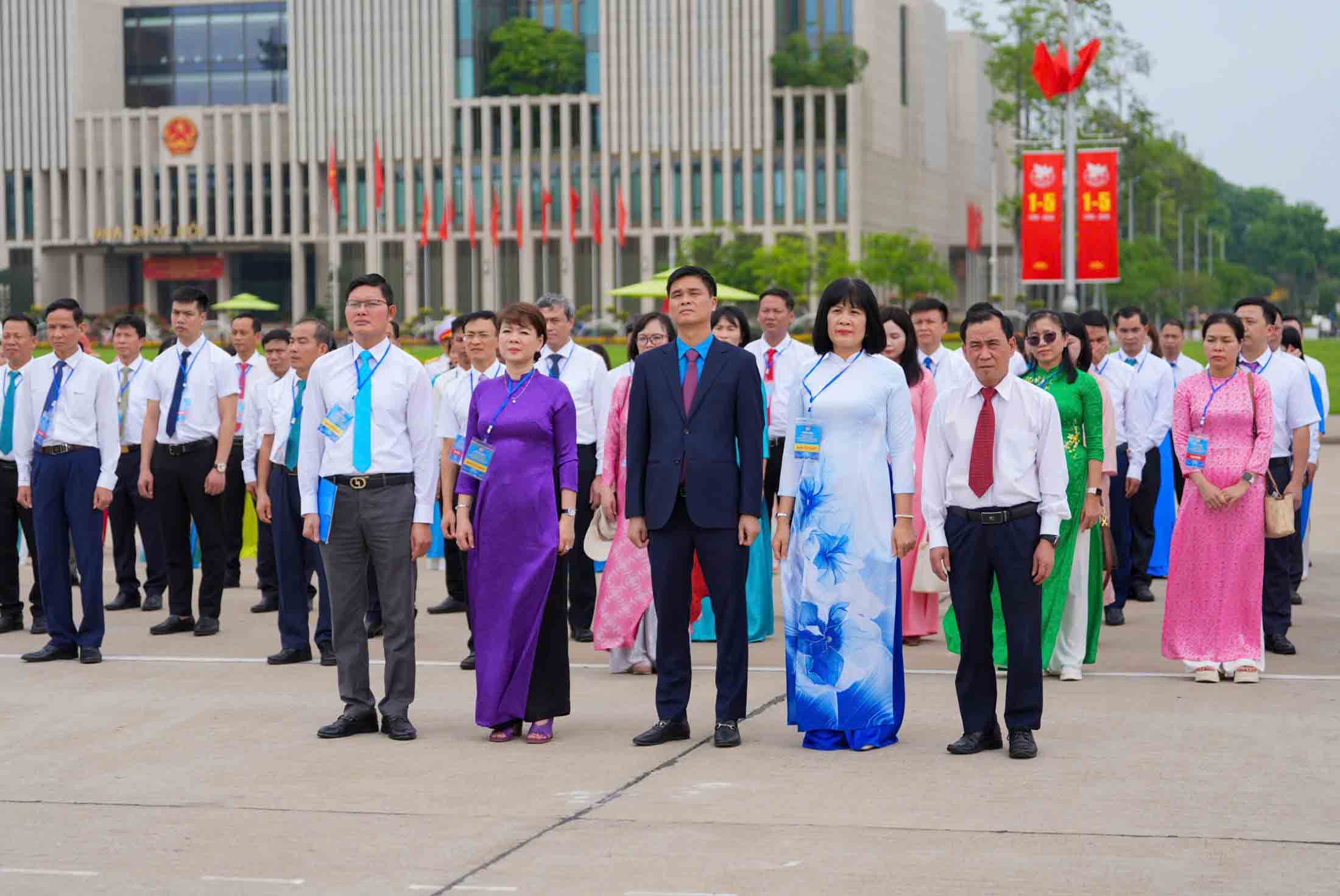 Cérémonie de rapport de mérite honorant les présidents de syndicats de base exceptionnels et typiques dans le travail de dialogue et de négociation collective à l'occasion du 140e anniversaire de la Journée internationale du travail. Photo: Hữu Chánh