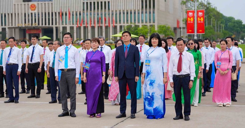 Đoàn chủ tịch công đoàn cơ sở tiêu biểu báo công dâng Bác