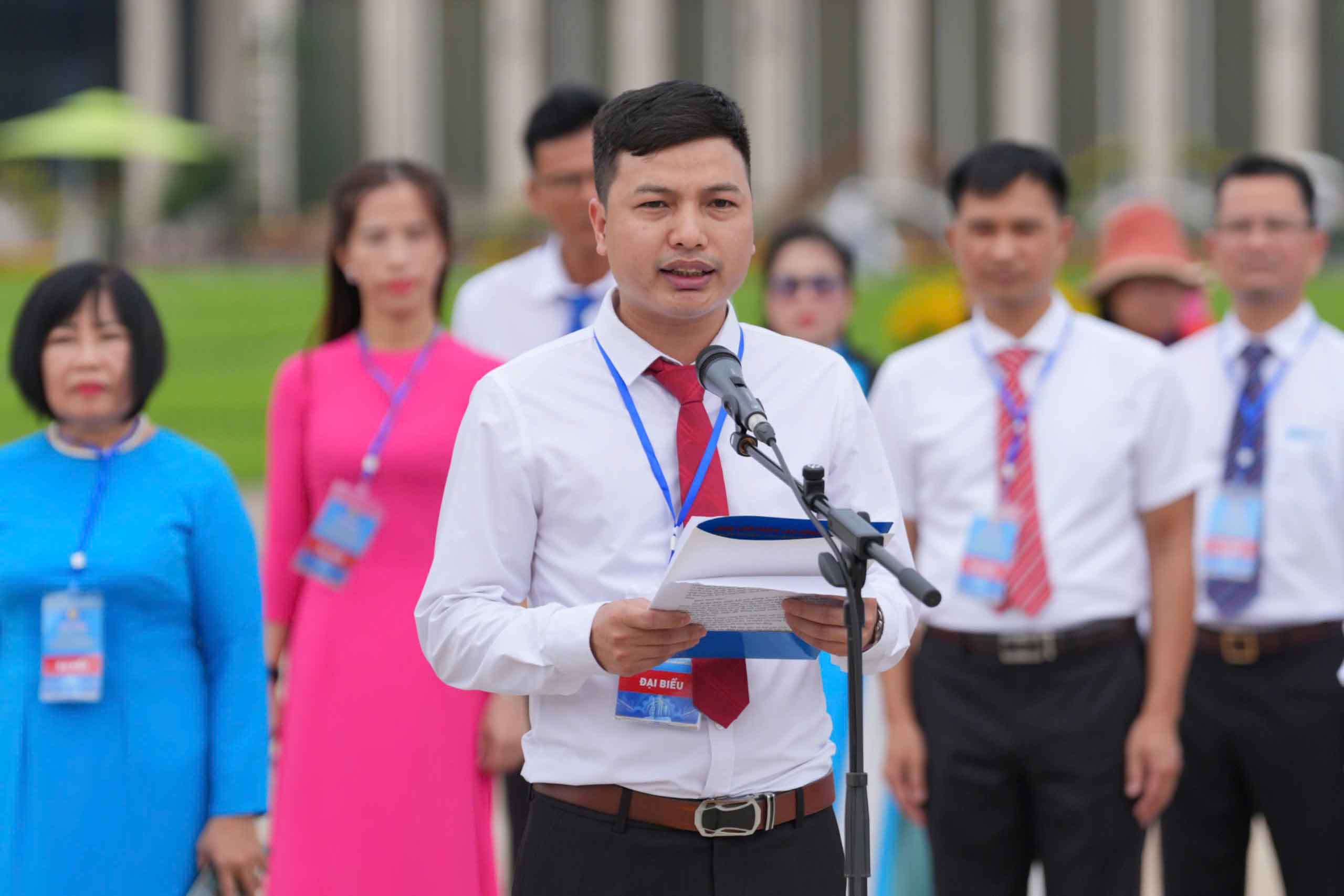 Ông Nguyễn Văn Quỳnh - Chủ tịch công đoàn cơ sở Công ty TNHH May An Nam Matsuoka (Nghệ An) thay mặt Đoàn kính cáo với Bác. Ảnh: Hữu Chánh