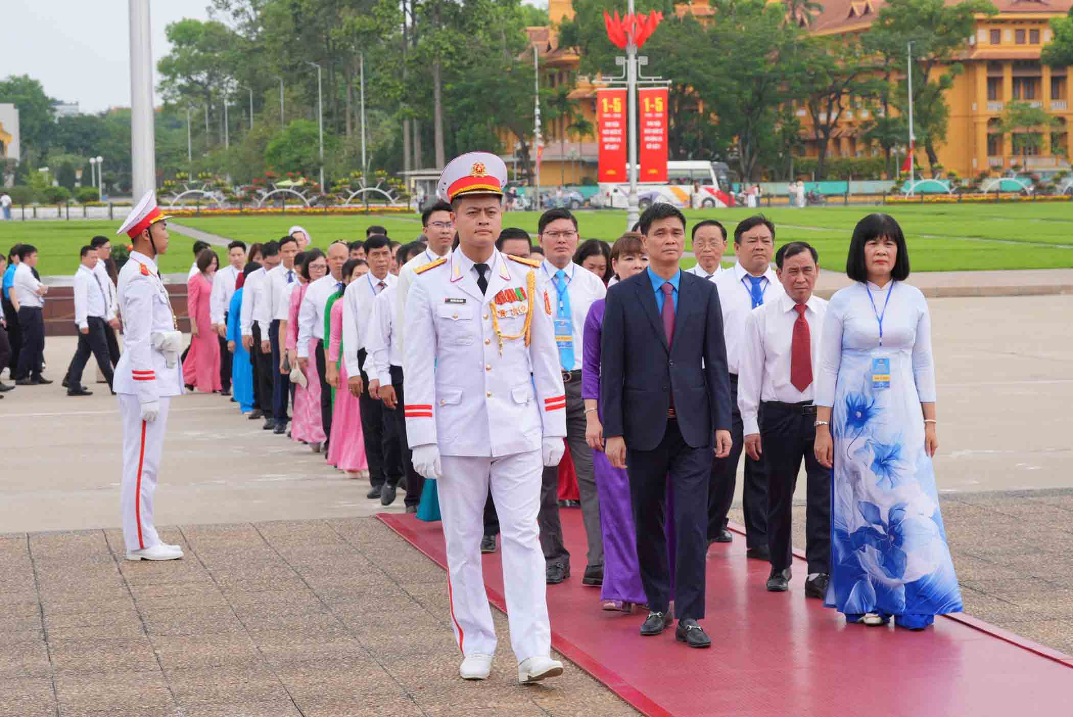 Ông Ngọ Duy Hiểu - Phó Bí thư Thường trực Đảng ủy, Phó Chủ tịch Tổng LĐLĐVN cùng Đoàn đại biểu đặt vòng hoa viếng Bác. Ảnh: Hữu Chánh