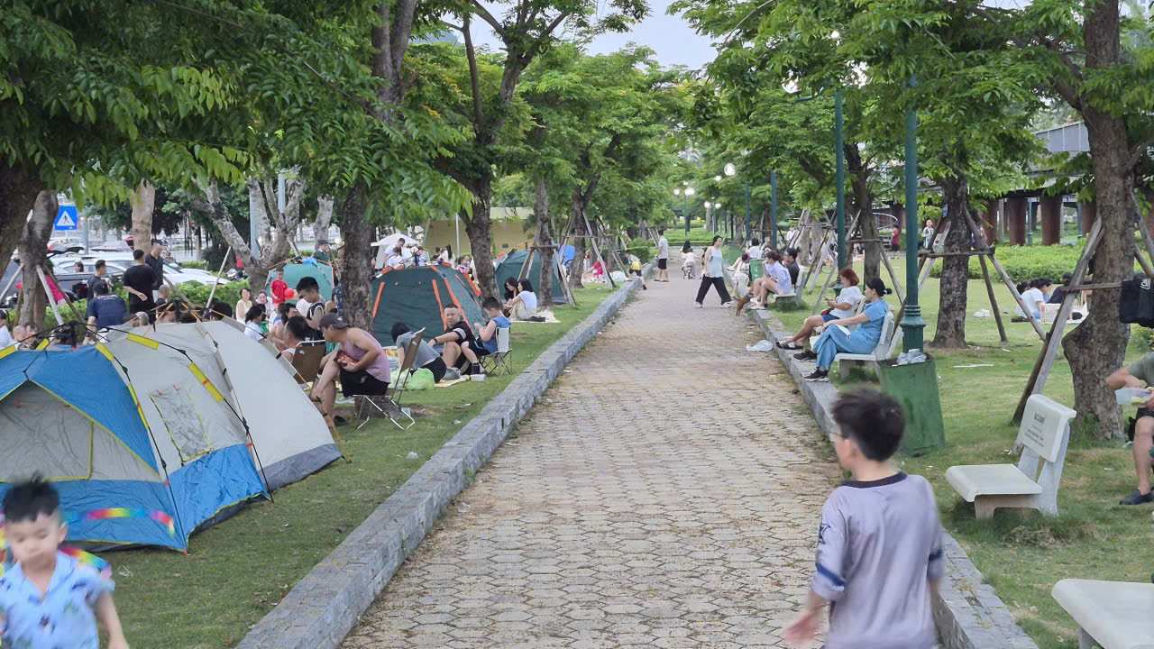 관광객과 주민들이 2026년 4월 26일 오후 하롱 화원에서 캠핑을 하고 있습니다. 사진: 응우옌훙