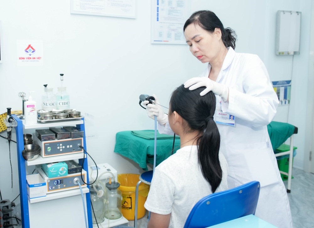 Assoc. Prof. Dr. Nguyen Thi Hoai An - Director of An Viet Hospital examines sinusitis patients. Photo: Hai Pham