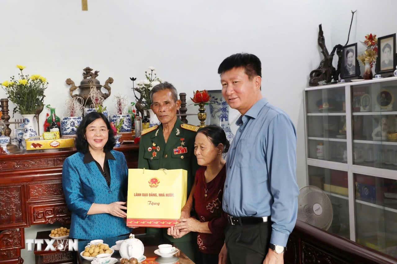 Politburo Member, Chairman of the Central Committee of the Vietnam Fatherland Front Bui Thi Minh Hoai visits, encourages and gives gifts to the family of Hero of the People's Armed Forces Nguyen Thien Tinh (Phu Van ward, Ninh Binh province). Photo: Nguyen Truong