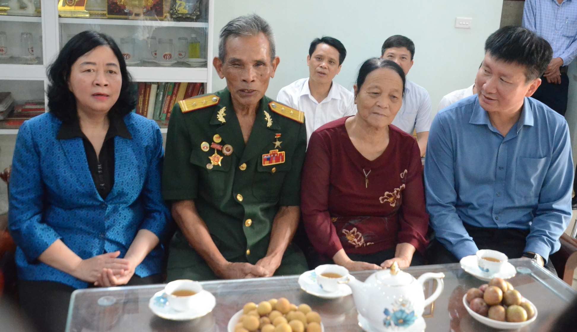 Politburo Member, Chairman of the Central Committee of the Vietnam Fatherland Front Bui Thi Minh Hoai visits, encourages and gives gifts to the family of Hero of the People's Armed Forces Nguyen Thien Tinh (Phu Van ward, Ninh Binh province). Photo: Nguyen Truong