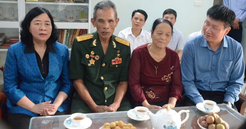 Chủ tịch Bùi Thị Minh Hoài thăm và tặng quà tại Ninh Bình