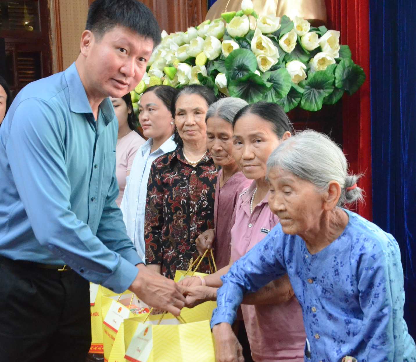 trao quà cho người nghèo, gia đình có hoàn cảnh khó khăn trên địa bàn tỉnh. Ảnh: Nguyễn Trường