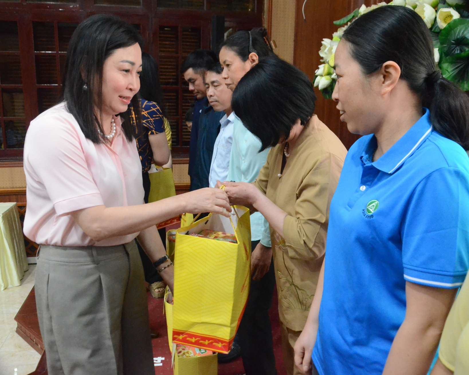 Bà Định Thị Lụa - Phó Bí thư Thường trực, Chủ tịch Ủy ban MTTQ Việt Nam tỉnh Ninh Bình trao quà cho CNLĐ có hàn cảnh khó khăn trên địa bàn tỉnh. Ảnh: Nguyễn Trường