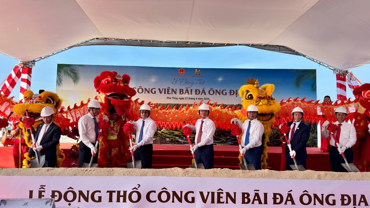 Ông Hồ Văn Mười - Chủ tịch UBND tỉnh Lâm Đồng và ông Đặng Hồng Sỹ - Phó Bí Thư Thường trực Tỉnh ủy, cùng lãnh đạo các sở, ngành, địa phương thực hiện nghi thức khởi công Công viên Bãi Đá Ông Địa. Ảnh: Duy Tuấn 
