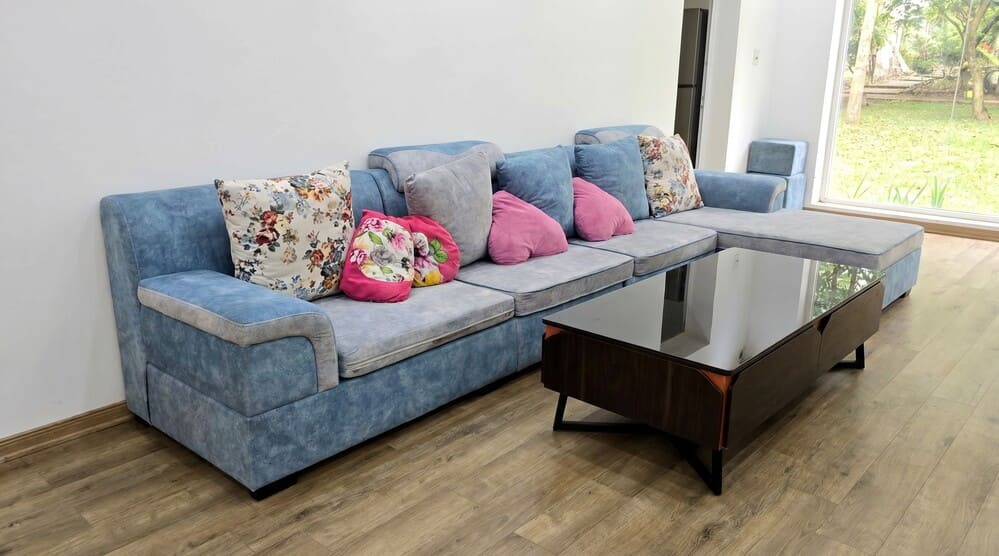 The aqua blue sofa will be the perfect choice to help the living room space be gentle and elegant. Photo: Tuan Dat