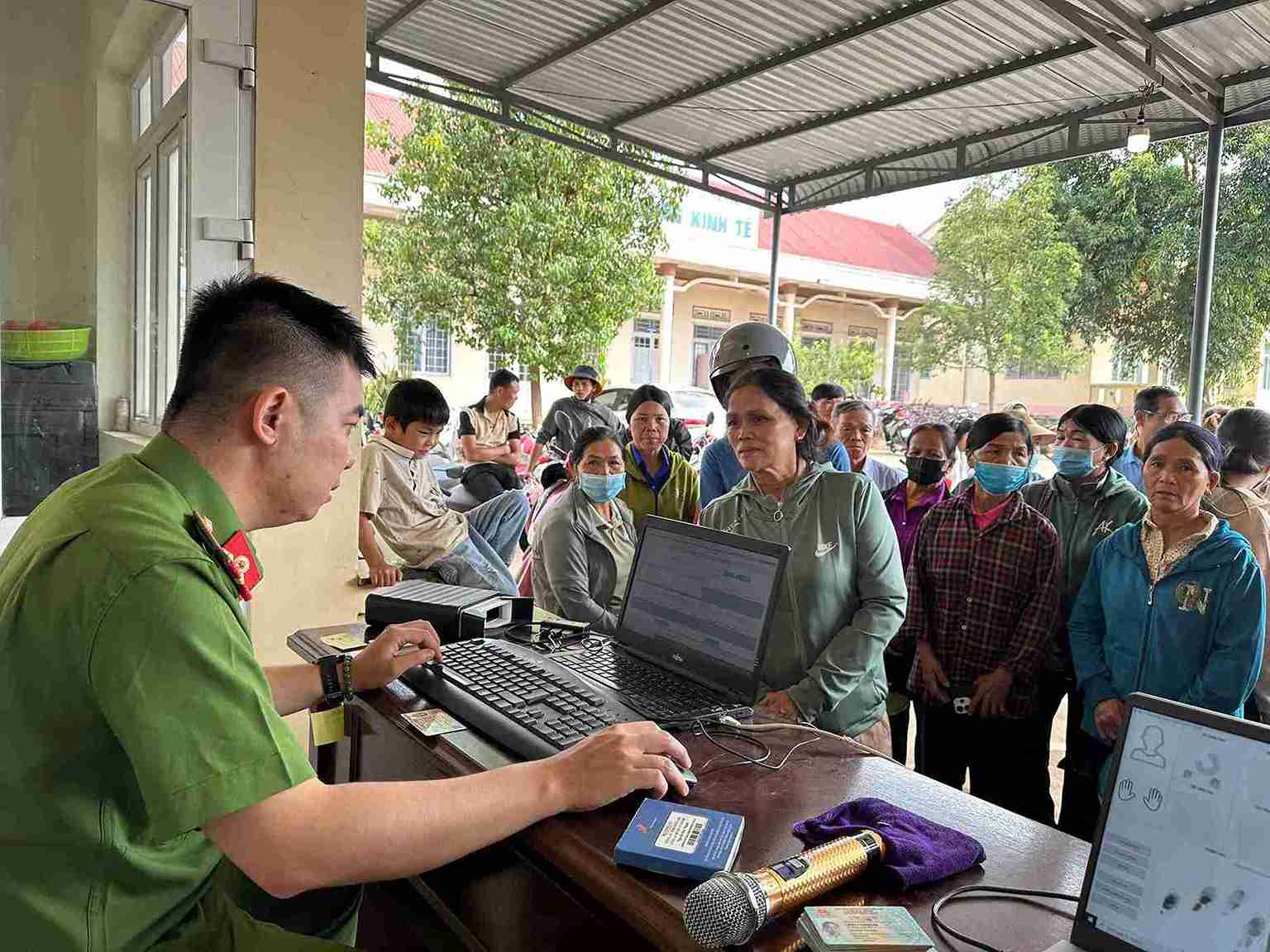 Dak Lak Police make ID cards throughout the April 30th and May 1st holidays to serve people. Photo: Bao Trung