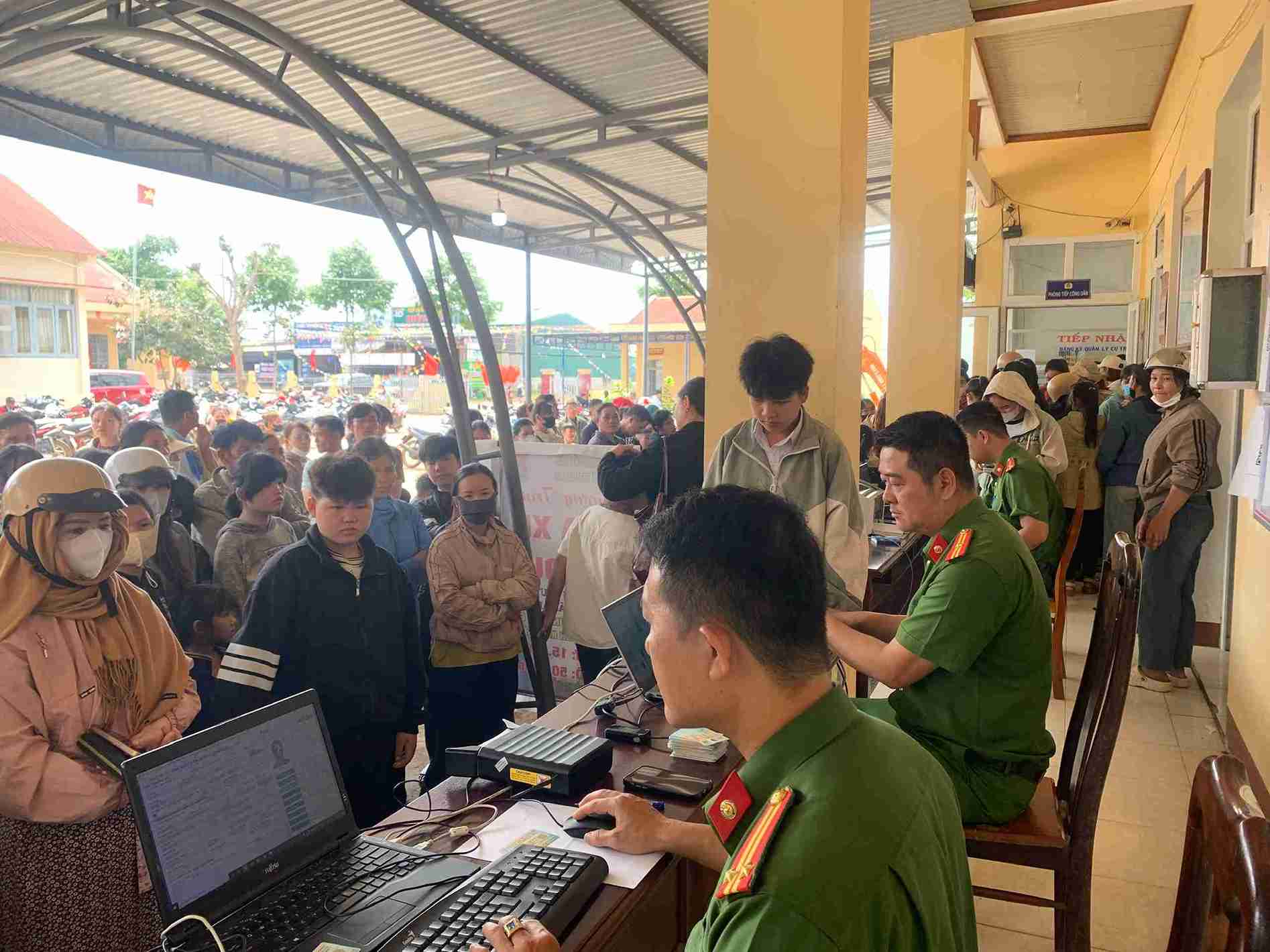 Lực lượng công an sẵng sàng hỗ trợ người dân giải quyết các dịch vụ thiết yếu ngay trong đợt nghỉ lễ. Ảnh: Bảo Trung