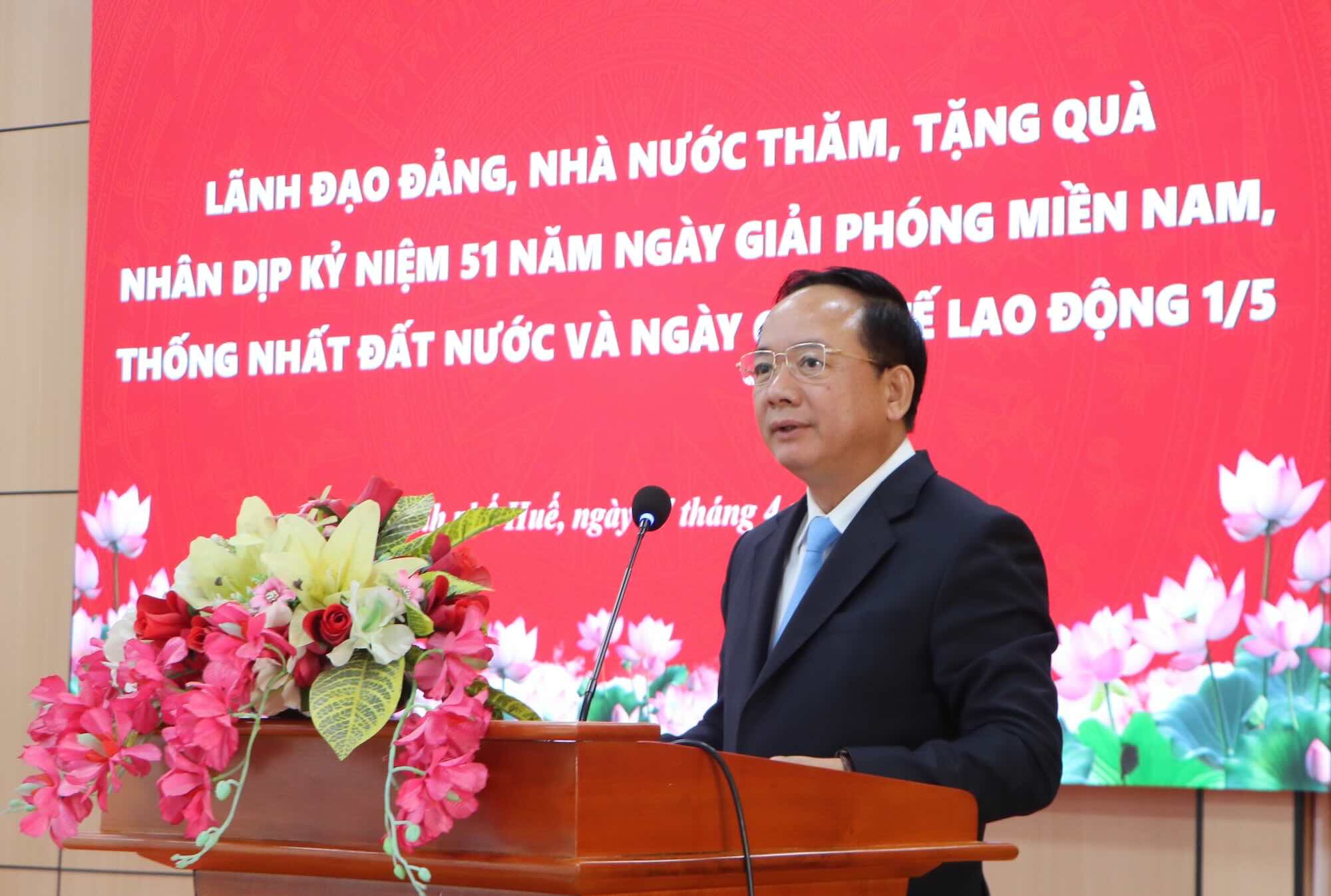 Politburo Member, Secretary of the Party Central Committee, Head of the Central Propaganda and Mass Mobilization Commission Trinh Van Quyet speaks at the gift-giving ceremony. Photo: Phuc Dat.
