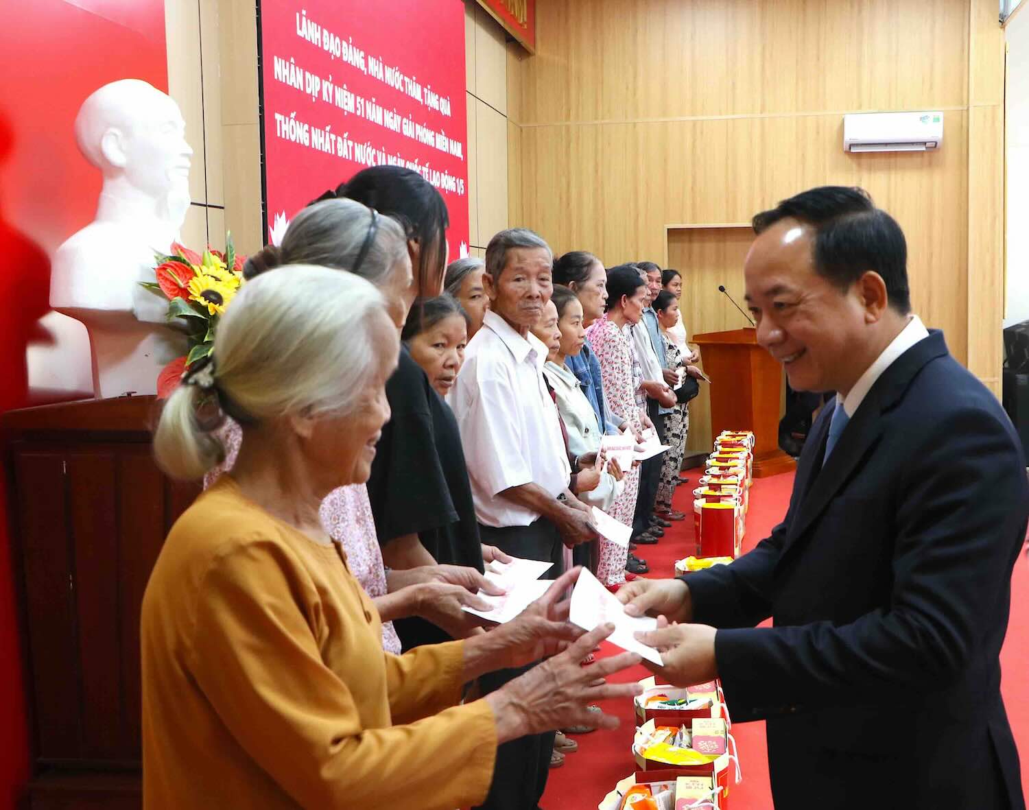 Ủy viên Bộ Chính trị, Bí thư Trung ương Đảng, Trưởng Ban Tuyên giáo và Dân vận Trung ương Trịnh Văn Quyết trao những phần quà tận tay người dân. Ảnh: Phúc Đạt.