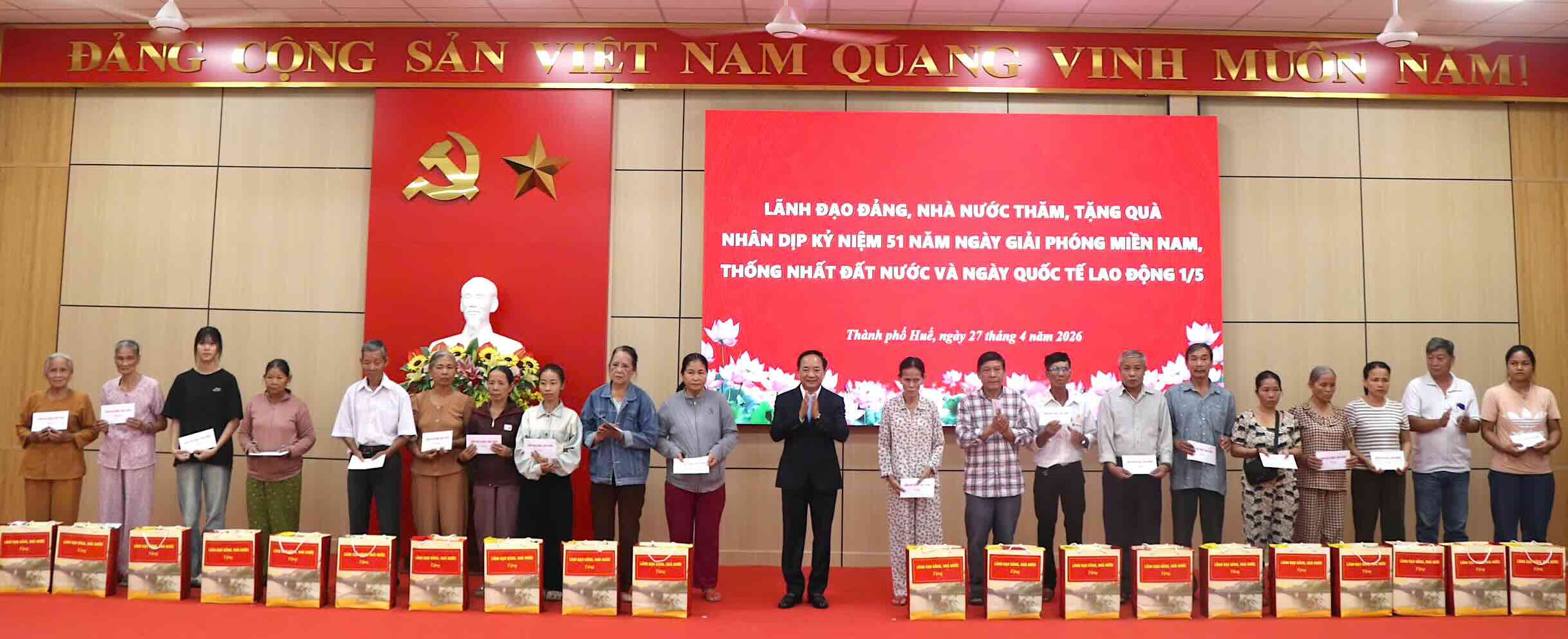 Ủy viên Bộ Chính trị, Bí thư Trung ương Đảng, Trưởng Ban Tuyên giáo và Dân vận Trung ương Trịnh Văn Quyết trao quà đến người dân. Ảnh: Phúc Đạt.