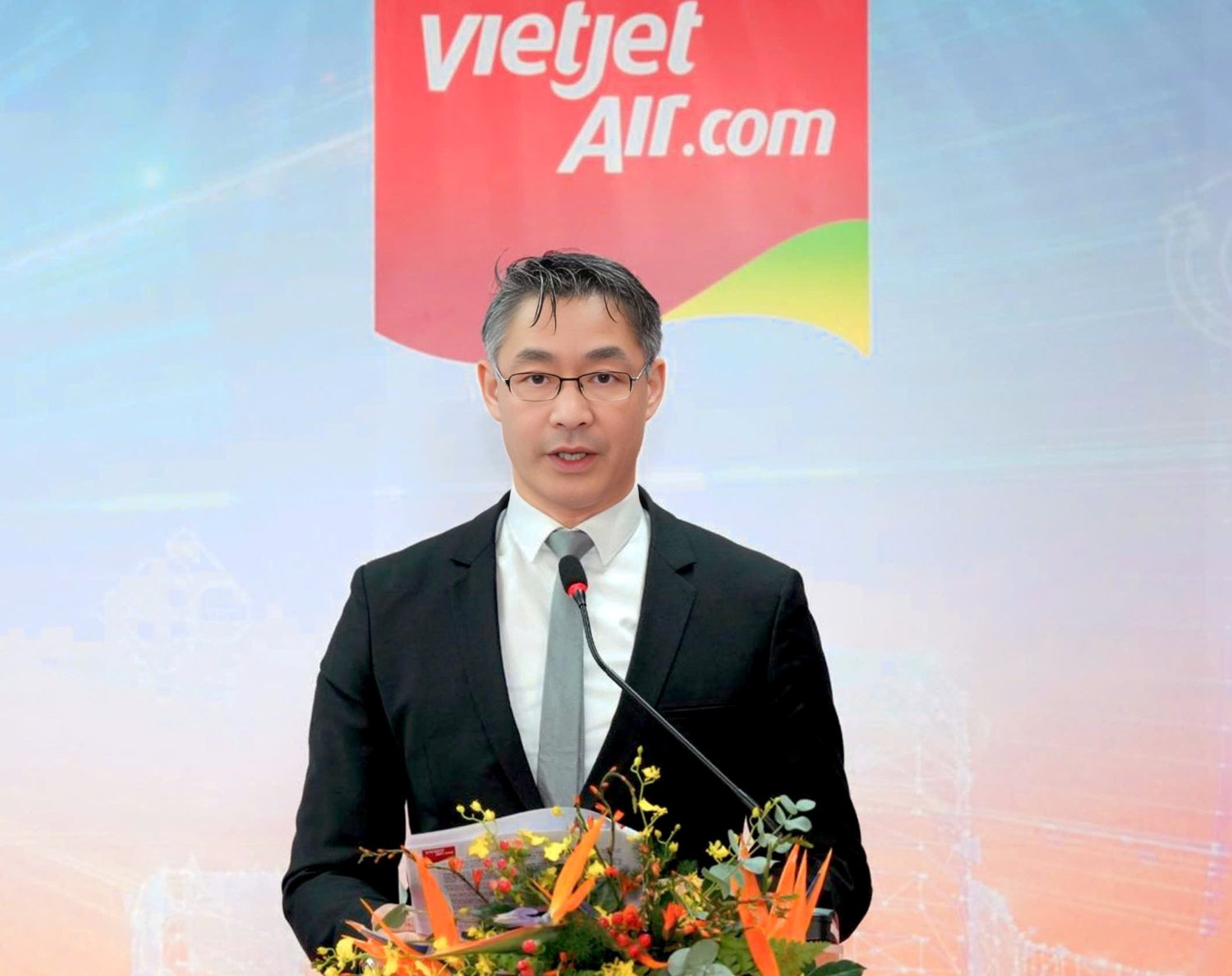 Thành viên HĐQT độc lập Vietjet - Nguyên Phó Thủ tướng CHLB Đức Philipp Rösler cho biết với mô hình kết hợp giữa quản trị chi phí hiệu quả và các yếu tố dịch vụ cần thiết, Vietjet sẽ duy trì lợi thế cạnh tranh về chi phí, đồng thời mang tới trải nghiệm tốt đẹp cho hành khách trên các đường bay dài. Ảnh: Vietjet
