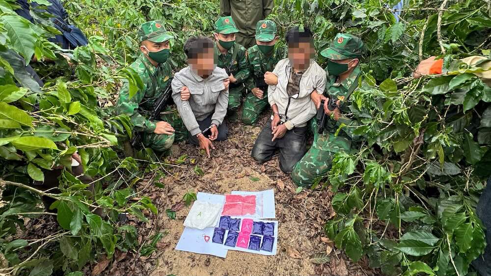 Arresting 2 Lao people transporting 2,000 drug pills in the border area. Photo: Quang Tri Border Guard