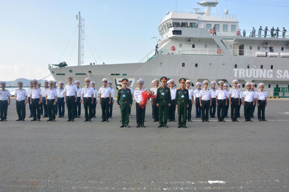 Chỉ huy Đoàn công tác số 4 nhận hoa chúc mừng từ đại diện Vùng 4 Hải quân chúc chuyến hải trình thành công tốt đẹp. Ảnh: Huy Công