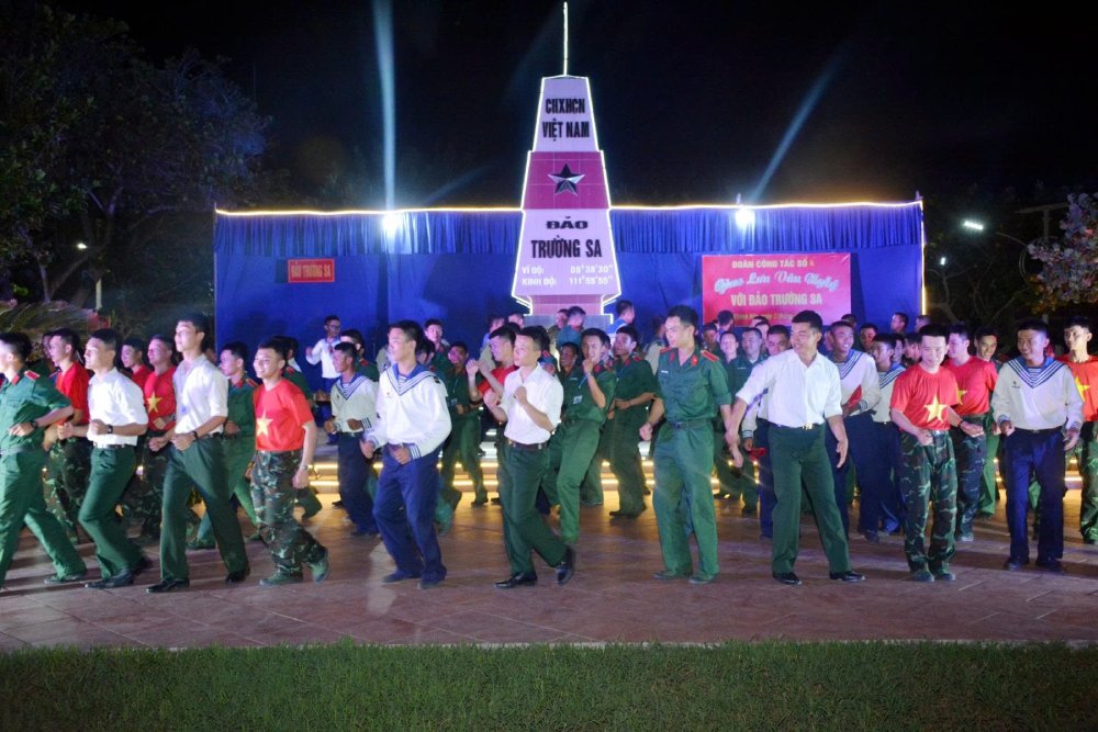 Đoàn công tác cùng giao lưu văn nghệ trên đảo Trường Sa. Ảnh: Huy Công