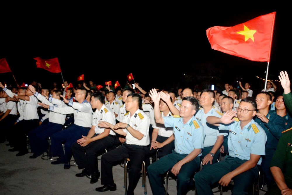 Đông đảo cán bộ, chiến sĩ và nhân dân trên đảo Trường Sa xem giao lưu văn nghệ. Ảnh: Huy Công