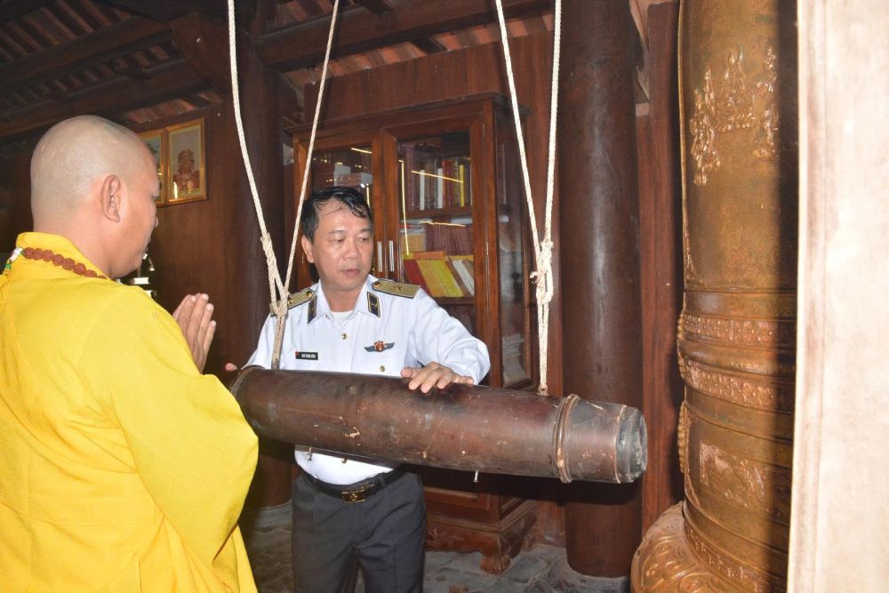 Chuẩn đô đốc Ngô Thành Công, Giám đốc Học viện Hải quân thỉnh chuông tại chùa đảo Song Tử Tây. Ảnh: Huy Công