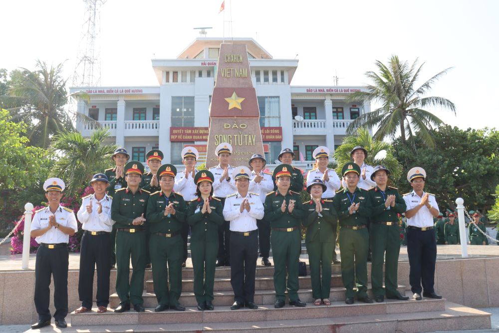 The working delegation takes photos with the commander of Song Tu Tay island. Photo: Huy Cong