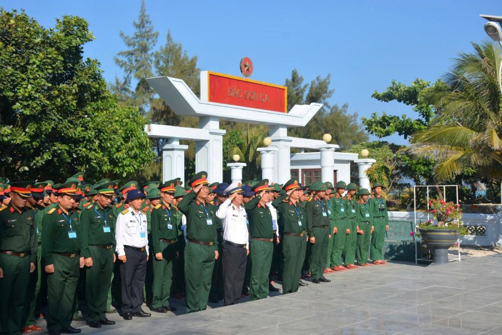 Đoàn công tác dâng hương tại tượng đài Đại tướng Võ Nguyên Giáp ở đảo Sơn Ca. Ảnh: Huy Công