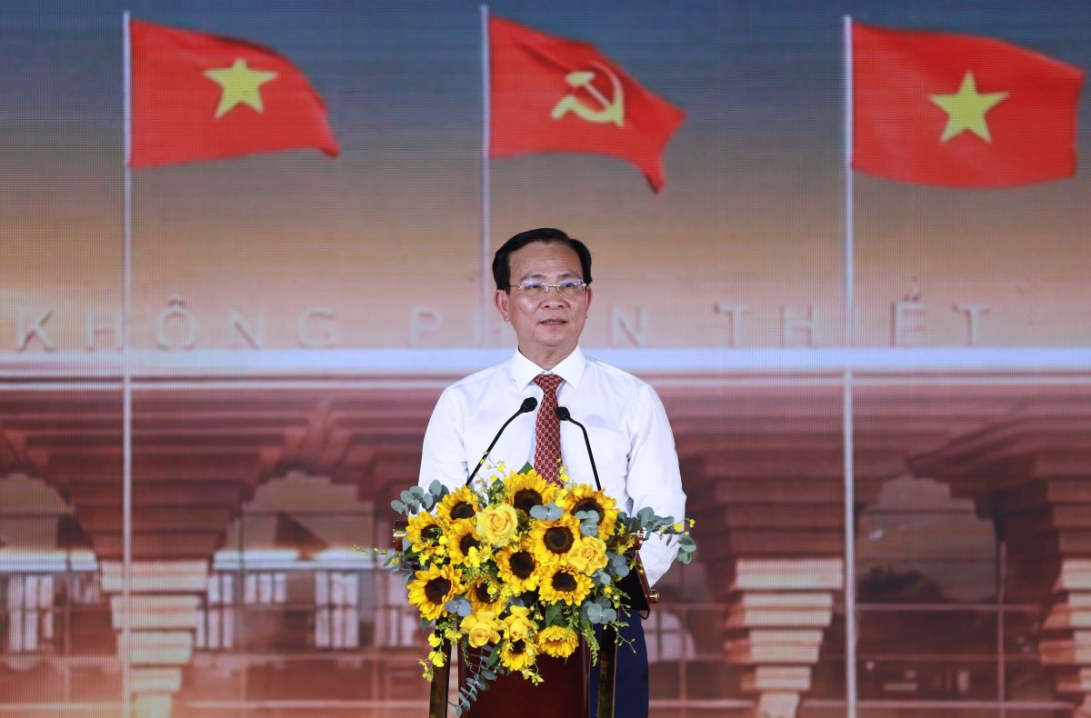 Ông Hồ Văn Mười, Ủy viên BCH Trung ương Đảng, Phó Bí thư Tỉnh ủy, Chủ tịch UBND tỉnh Lâm Đồng phát biểu về công tác triển khai dự án. Ảnh: Duy Tuấn 