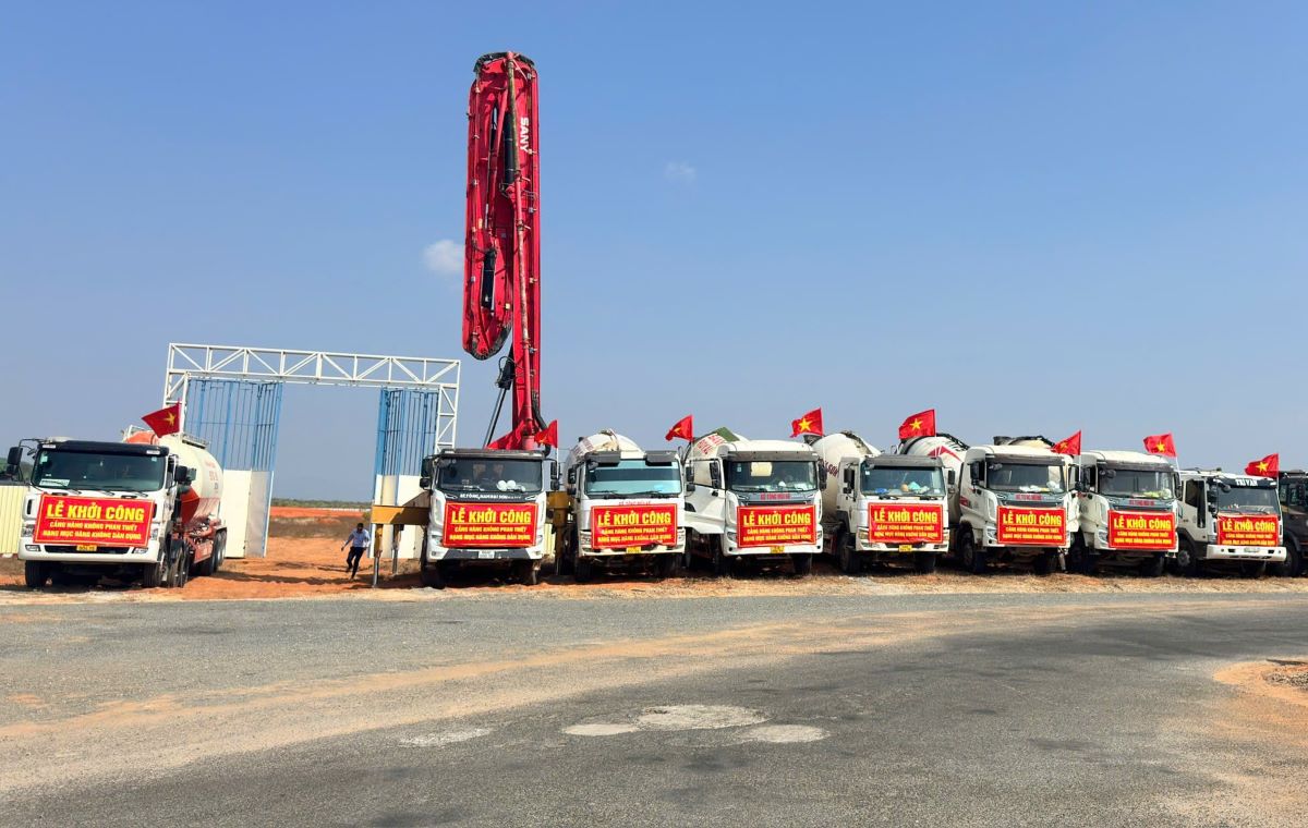 Máy móc thi công tại công trình. Ảnh: Duy Tuấn 