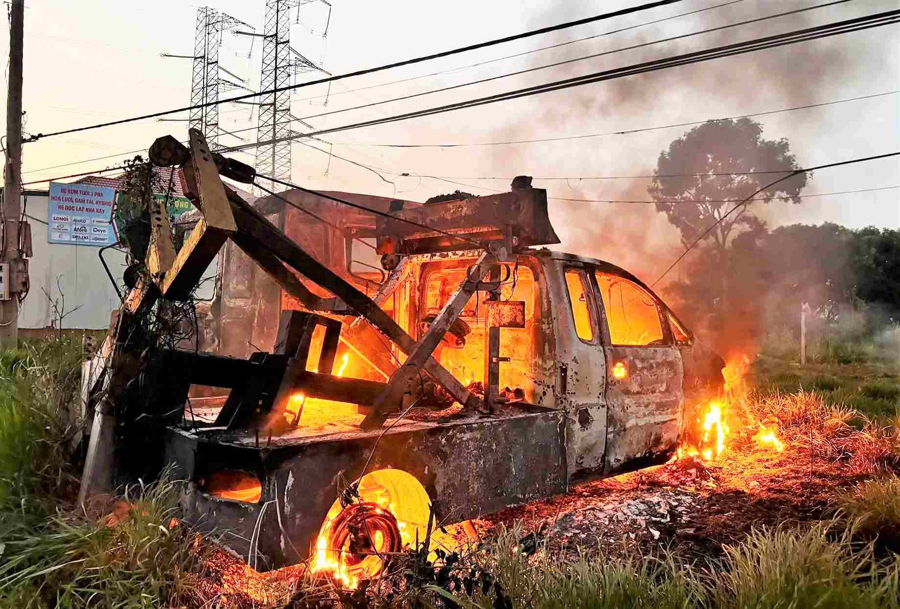 Chiếc xe tải cẩu bị lửa thiêu rụi hoàn toàn. Ảnh: Phúc Khánh 
