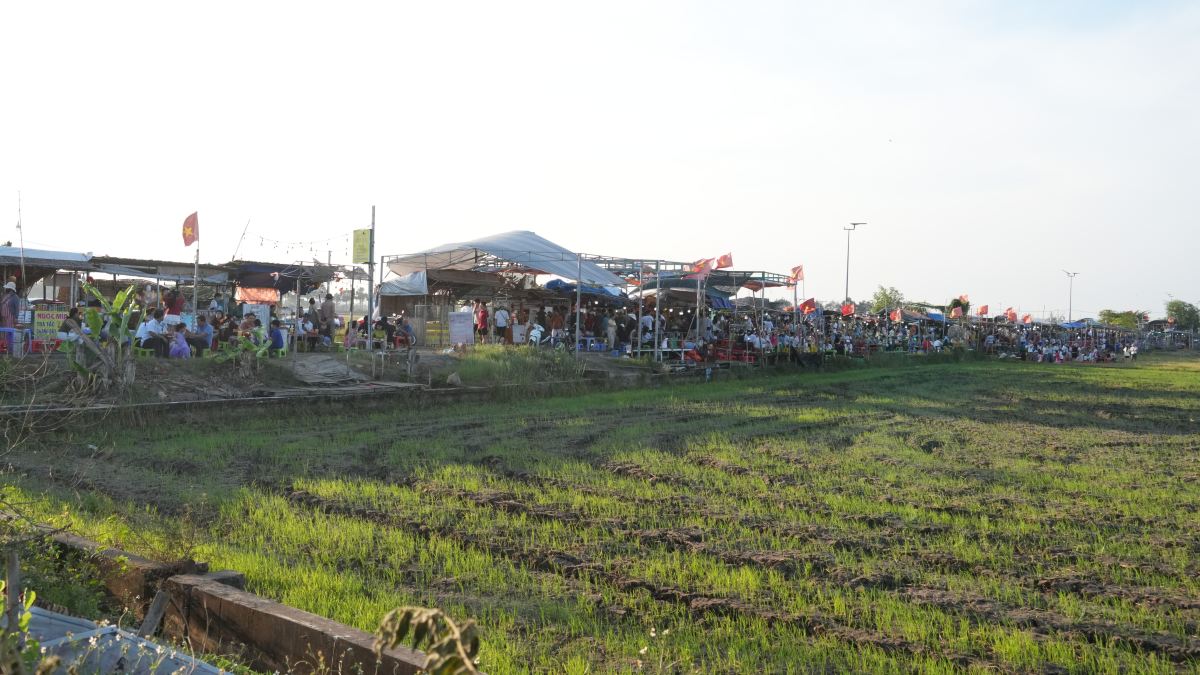 During the Hung Kings Commemoration holiday, An Nhut rural market attracts a large number of tourists to experience and enjoy rustic dishes. Photo: Thanh An