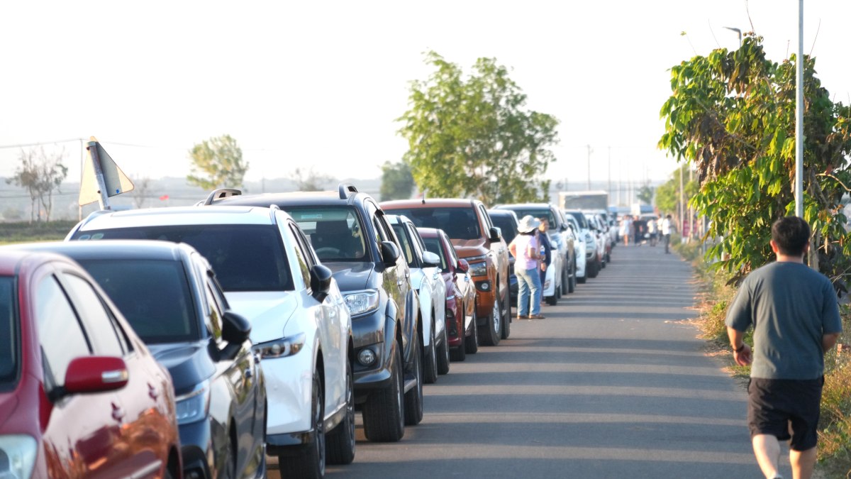 Nhiều hàng xe ô tô của thực khách dừng đậu kéo dài trên các tuyến đường nội đồng xung quanh chợ quê An Nhứt. Ảnh: Thành An