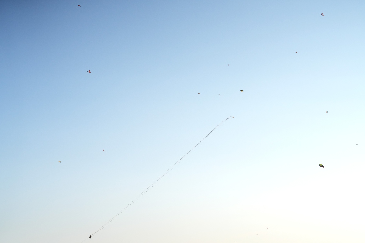 Trong không gian thoáng đãng của cánh đồng An Nhứt, nhiều người tìm đến chơi thả diều, thưởng thức ẩm thực. Tiếng sáo diều trong gió lộng làm không khí chợ quê càng thêm rộn rã, sôi động. Ảnh: Thành An