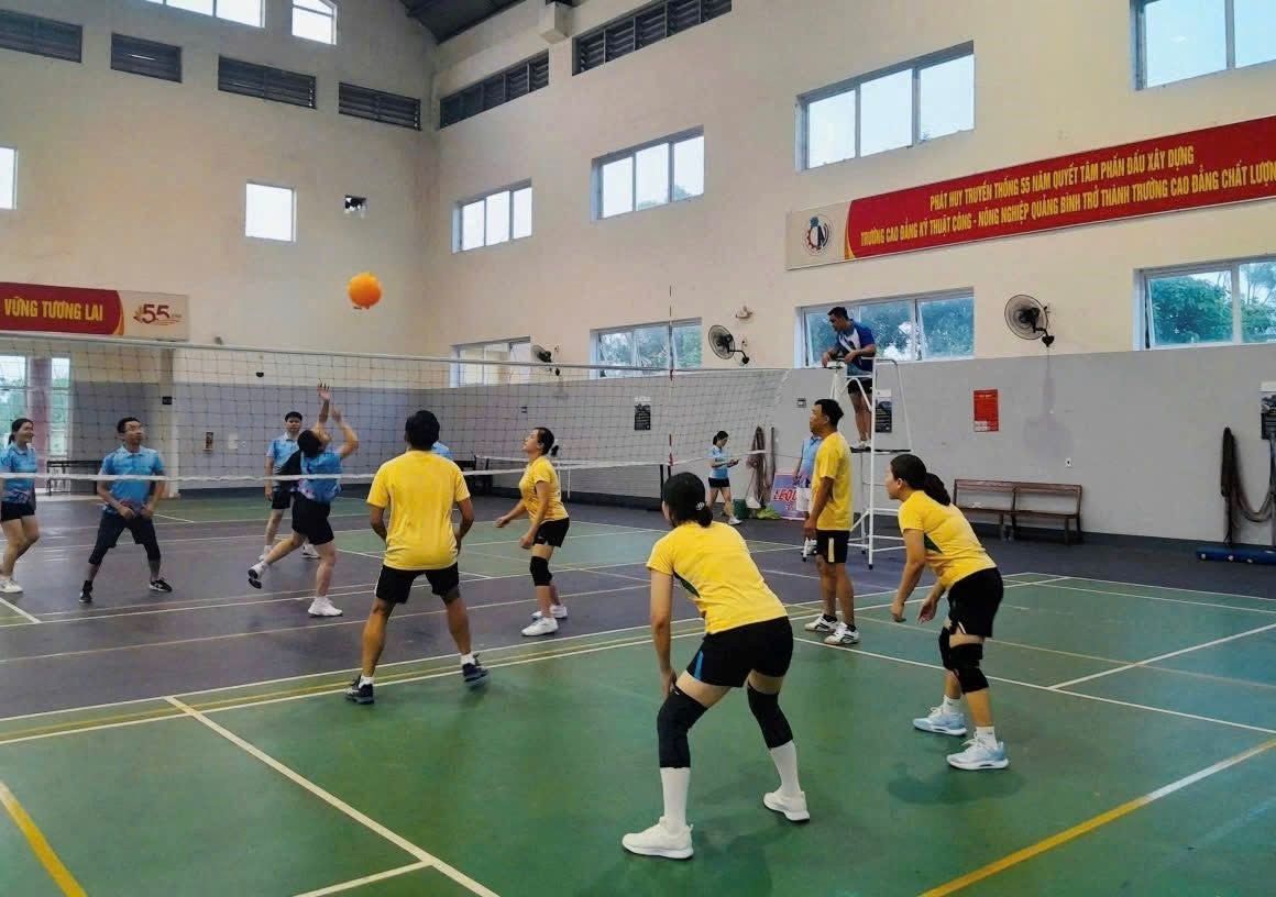 The volleyball tournament at Quang Tri College of Technology - Agriculture creates a cohesive playground between union members and workers. Photo: Quang Tri Trade Union