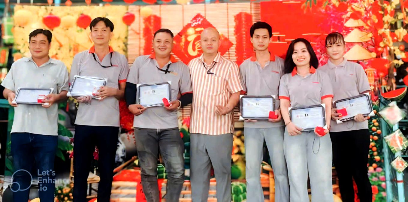 Chủ tịch CĐCS Công ty Freeview Lê Võ Hữu Hạnh (thứ 4 từ phải sang) trao những phần thưởng bằng vàng cho người lao động gắn bó công việc. Ảnh: C ĐCS Công ty Freeview