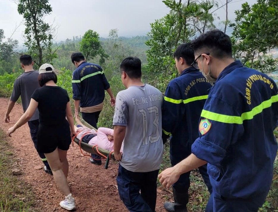 Functional forces successfully rescued a person in distress in the Son Dao mountain area, Luu Kiem ward, Hai Phong. Photo: Hai Phong Police