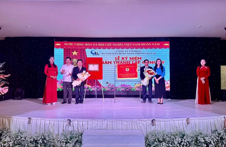 Business representatives receive certificates of merit from the Chairman of the Provincial People's Committee and Emulation Flags from the Provincial Labor Federation. Photo: Hong Thuong