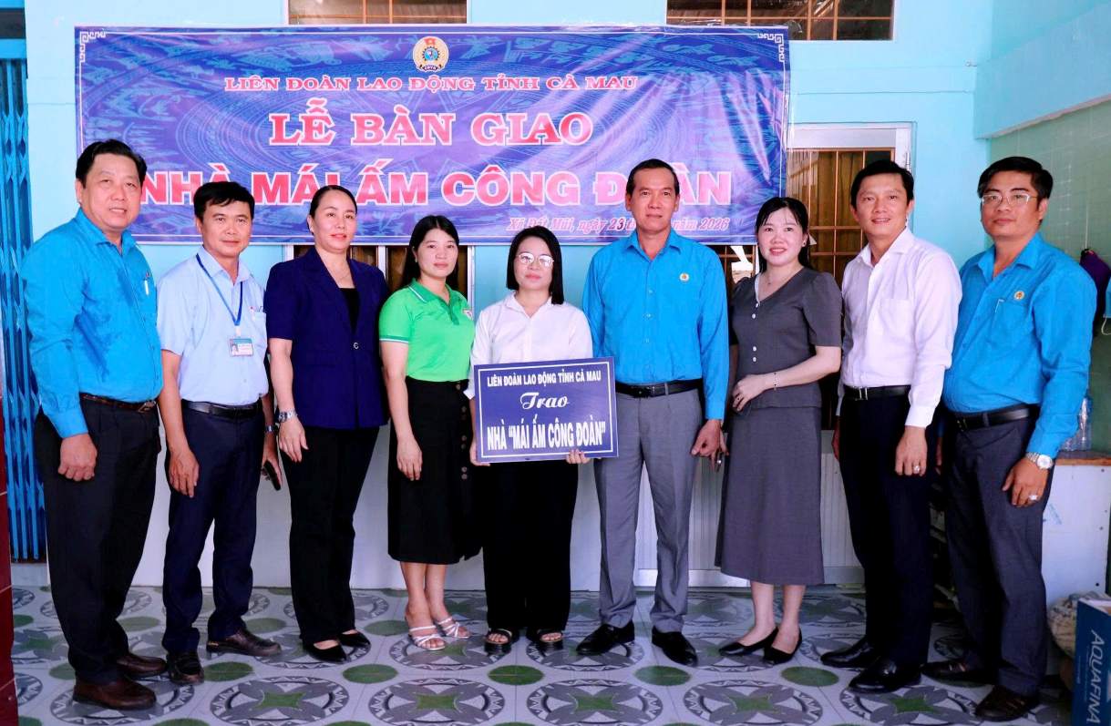 Chairman of Ca Mau Provincial Labor Federation Ly Cong Bac (standing in the middle) handing over the Trade Union Warm House. Photo: Thieu Vu.