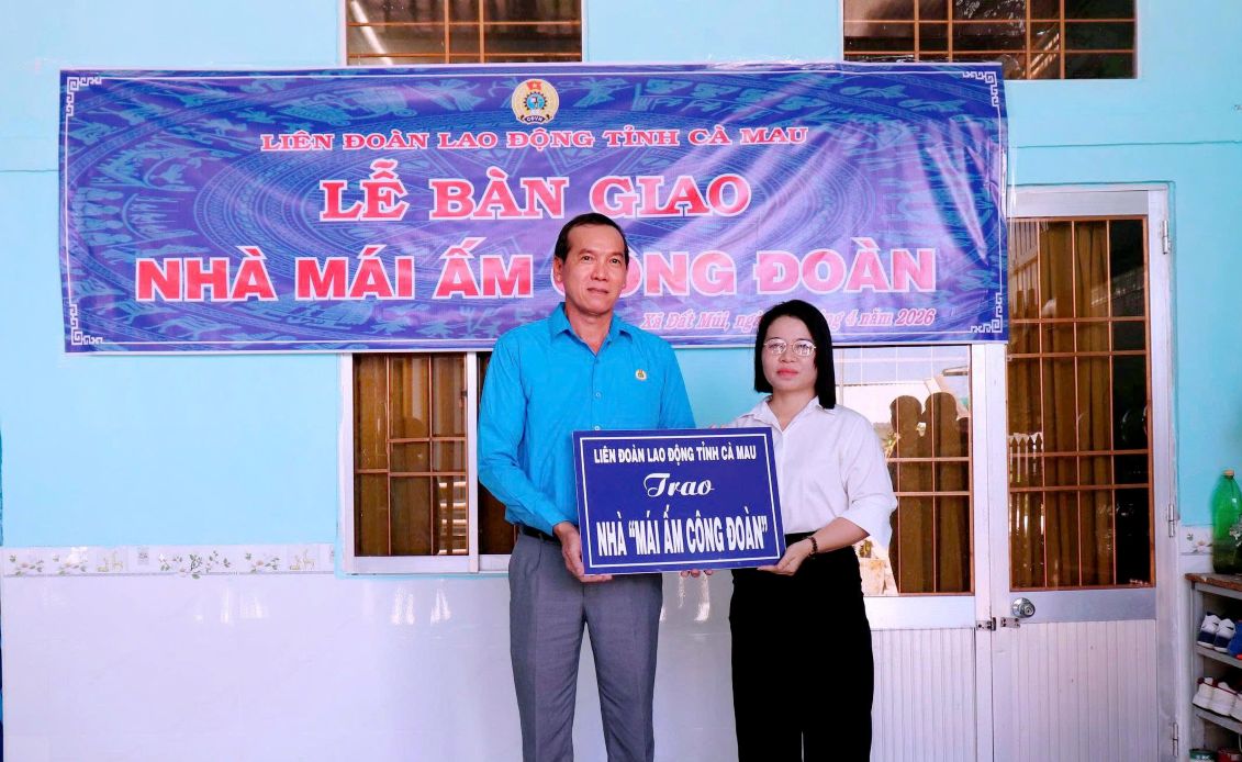 Chủ tịch LĐLĐ tỉnh Cà Mau Lý Công Bắc bàn giao nhà Mái ấm Công đoàn. Ảnh: Thiệu Vũ