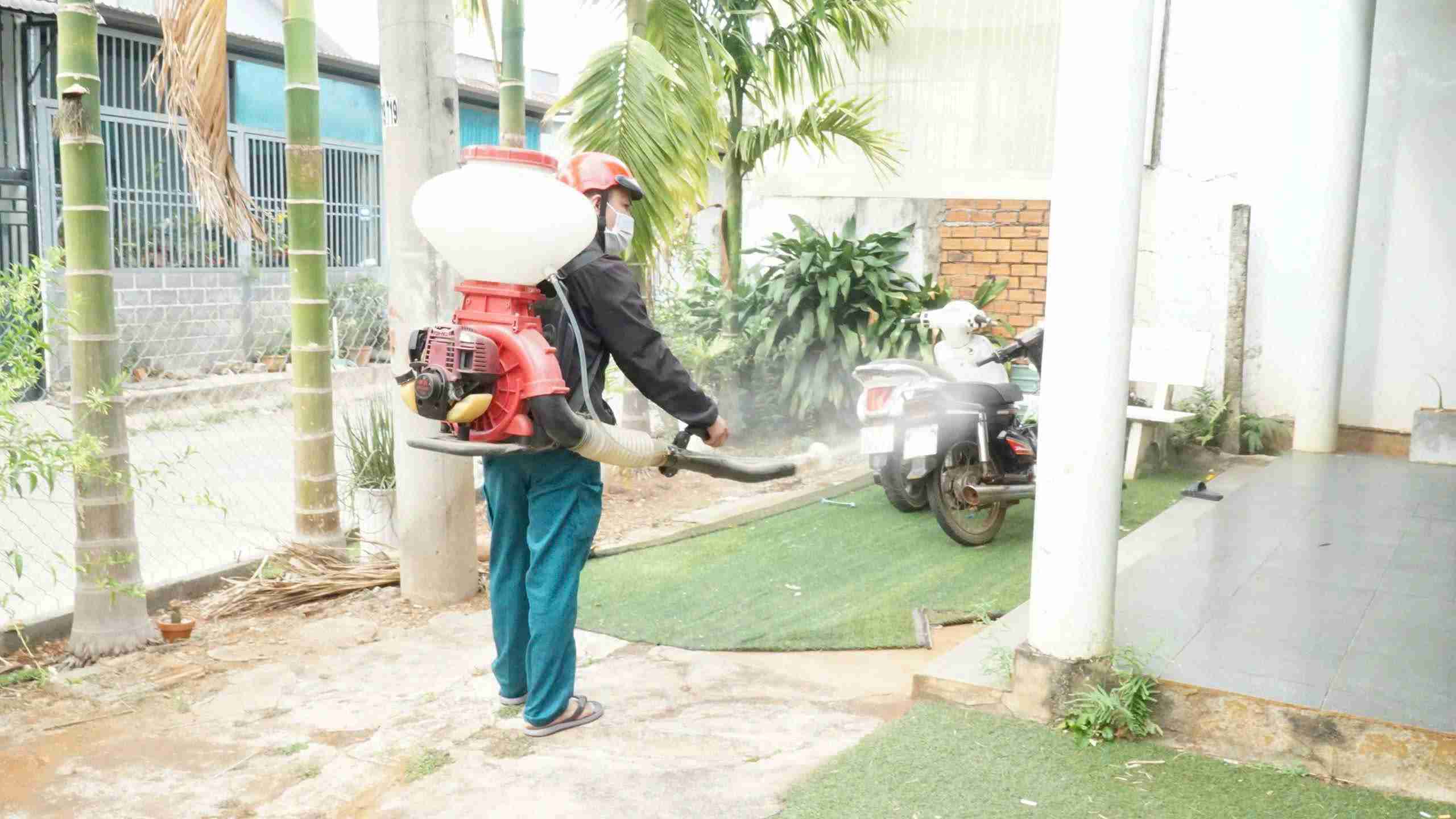 La fuerza médica de Đắk Lắk limpia el área donde el niño murió de meningitis meningocócica. Foto: CDC Đắk Lắk