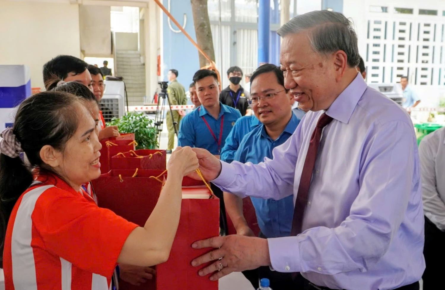 General Secretary and President To Lam presents gifts to workers in Ho Chi Minh City. Photo: Anh Tu