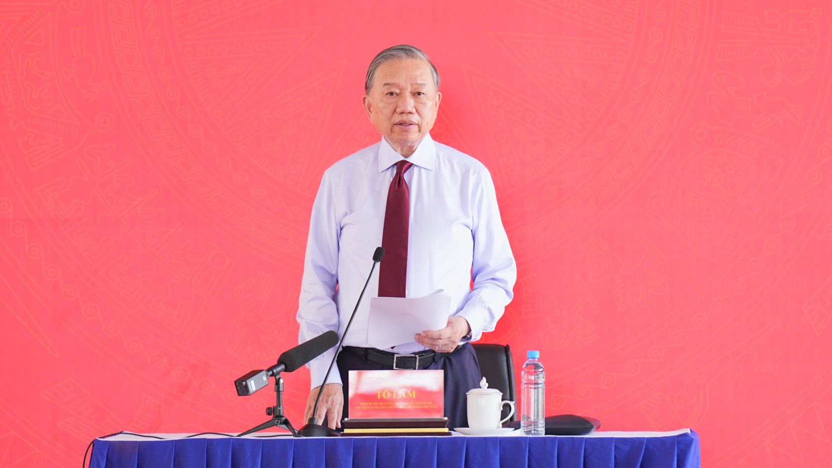 Tổng Bí thư, Chủ tịch nước Tô Lâm trò chuyện với công nhân lao động. Ảnh: Anh Tú 