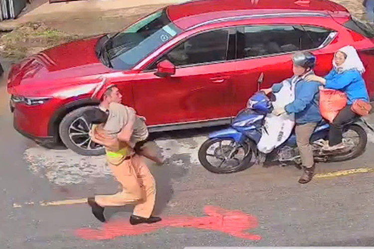 Traffic police promptly rescued baby Hoang Gia Bao who was electrocuted at Then Kin Pang festival. Photo: Lai Chau Police