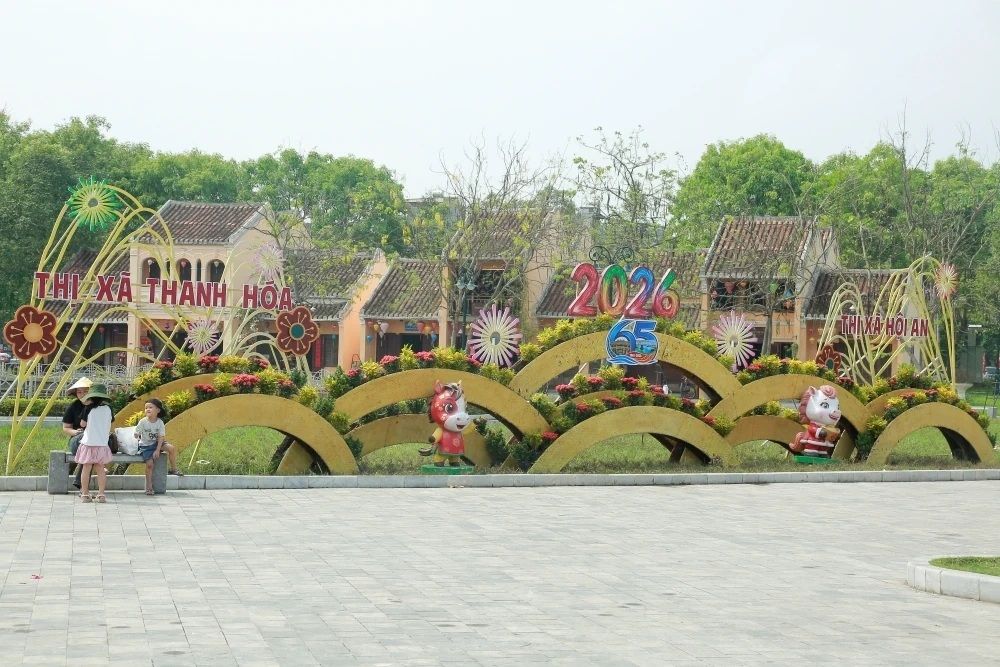 Công viên Hội An trang hoàng, sẵn sàng cho Tuần văn hóa kỷ niệm 65 năm kết nghĩa Thanh Hóa – Hội An. Ảnh: Hải Đăng