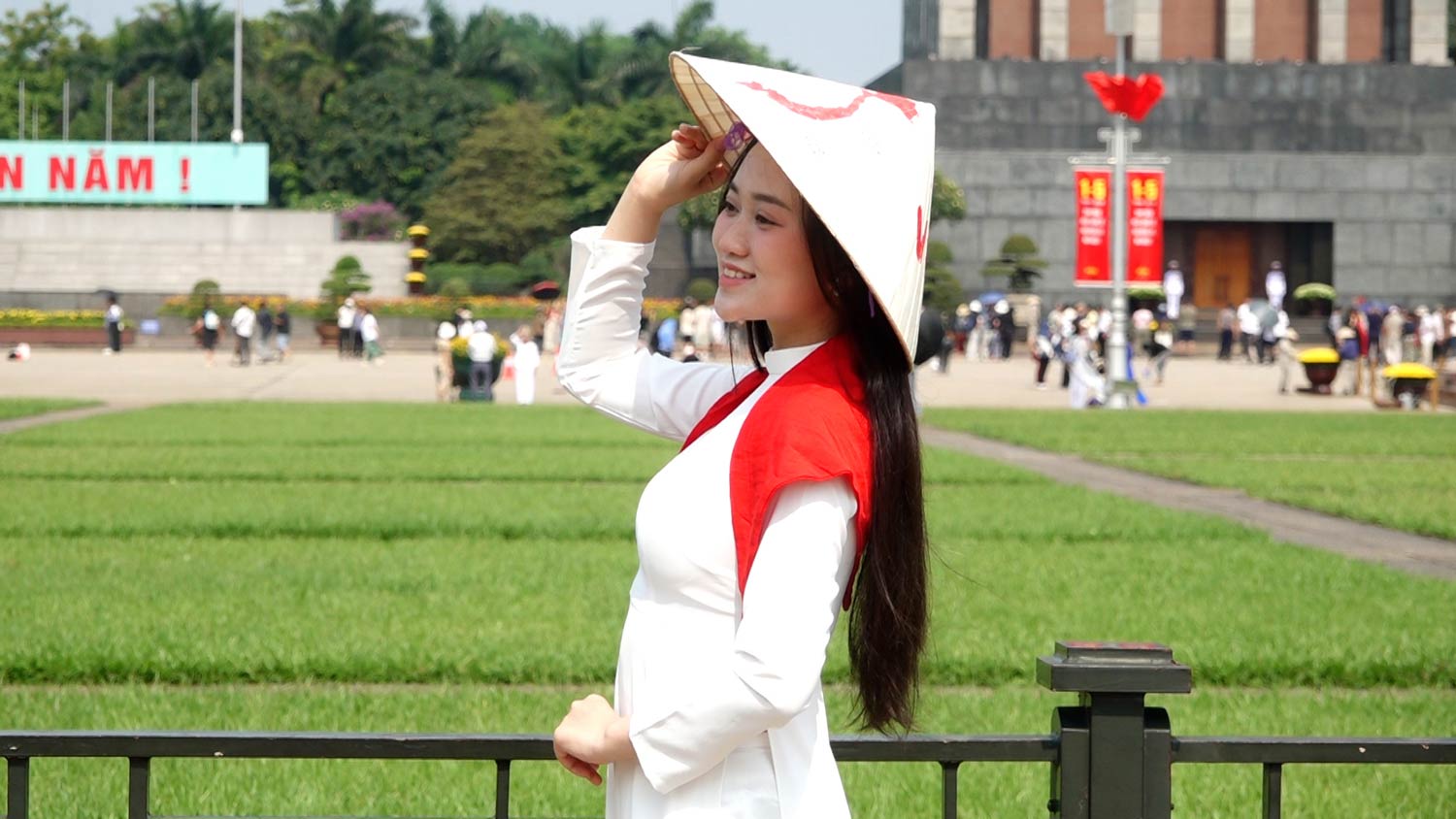 the muse dressed in ao dai takes photos in Ba Dinh Square