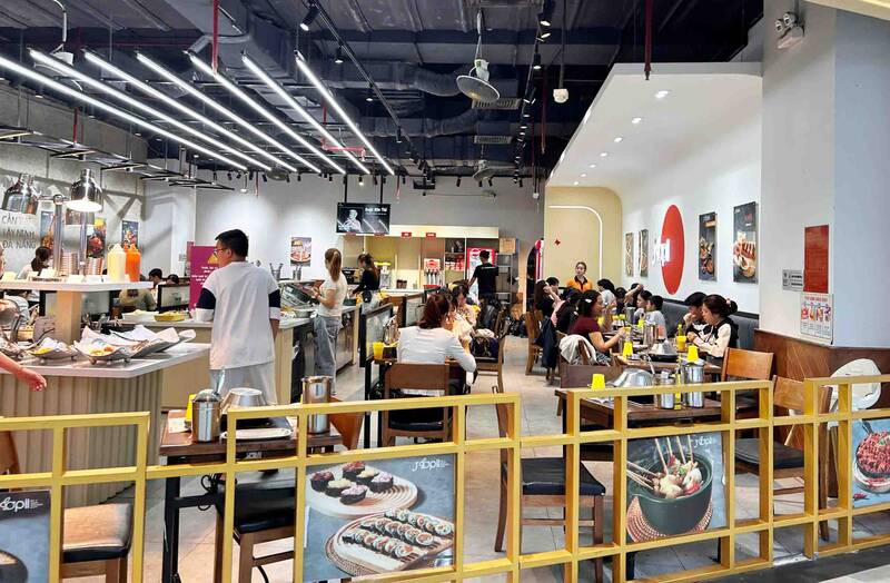 Người dân đổ về trung tâm thương mại tại TPHCM trong ngày cuối kỳ nghỉ Giỗ Tổ Hùng Vương. Ảnh: Hạ Mây