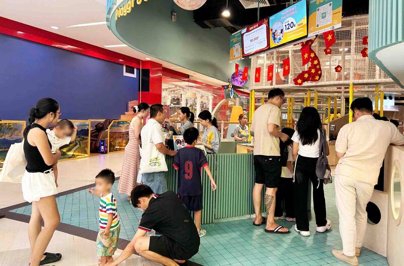 Khu vui chơi trẻ em tấp nập khách trong ngày cuối kỳ nghỉ.
