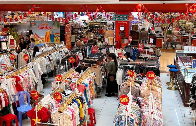 Khu vực mua sắm thời trang giảm giá thu hút người tiêu dùng.