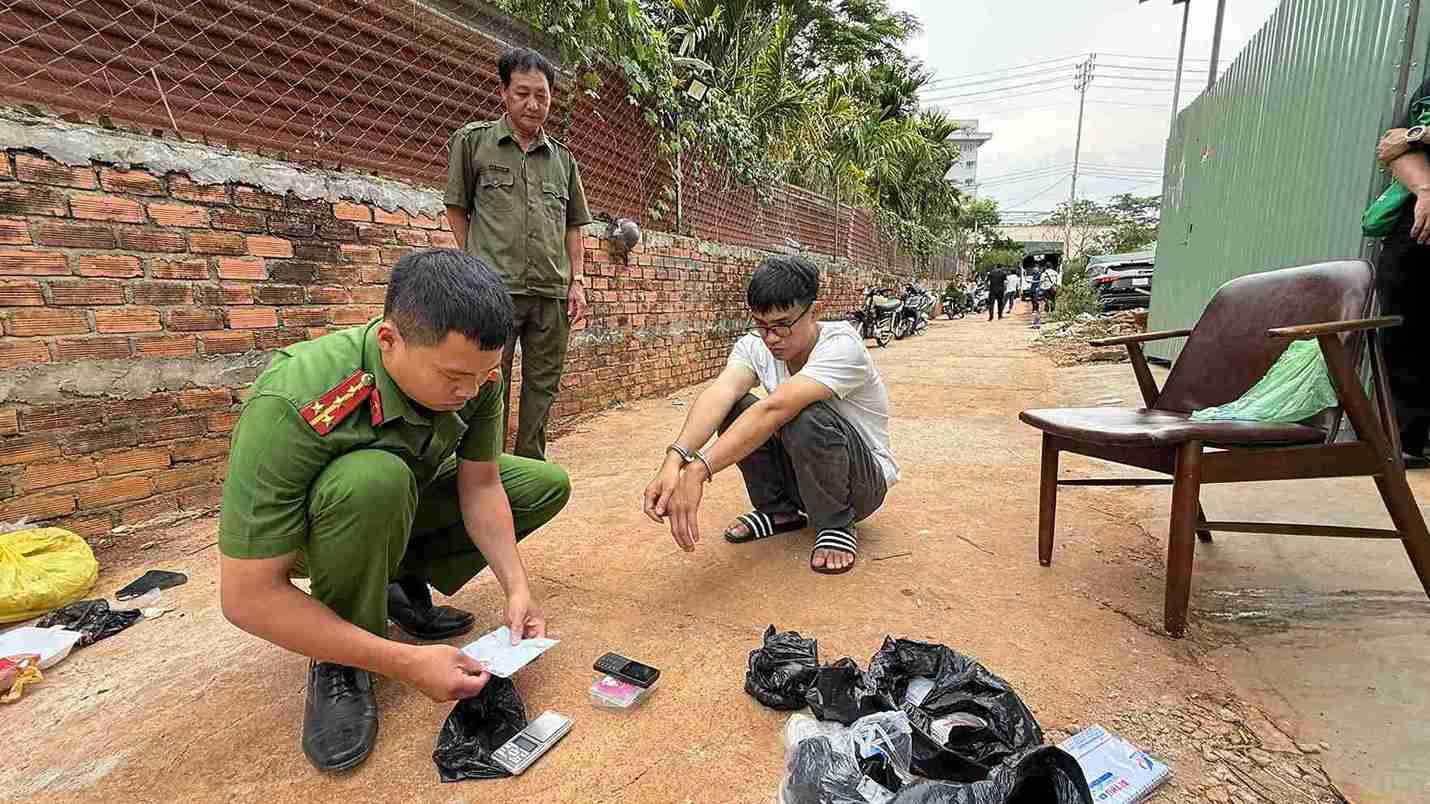 Las autoridades procesaron y procesaron al sujeto Vuong Xuan Hung después de cometer el acto de tráfico ilegal de drogas. Foto: Policía proporcionada